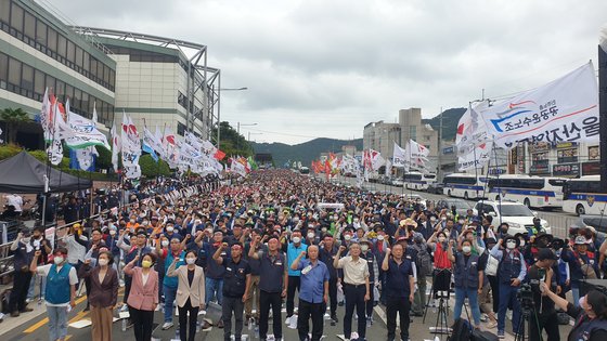 전국민주노동조합총연맹(민주노총)이 8일 경남 거제 대우조선 남문 앞 도로에서 조선소 하청노동자 투쟁 승리 결의대회를 열고 있다. 연합뉴스