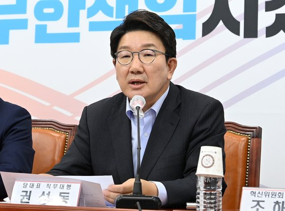 권성동 국민의힘 당대표 직무대행 겸 원내대표가 12일 오후 국회에서 열린 혁신위원회 제4차 전체회의에서 모두발언을 하고 있다. 김상선 기자