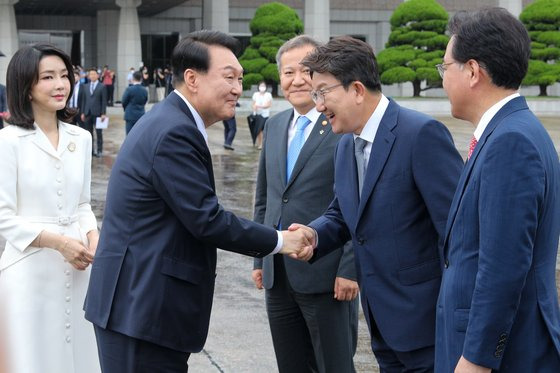 윤석열 대통령이 지난달 27일 오후 경기 성남 서울공항에서 나토(NATO, 북대서양조약기구) 정상회의 참석차 출국하기 위해 차량에서 내린 뒤 환송나온 권성동 국민의힘 원내대표와 악수하고 있다. 대통령실사진기자단