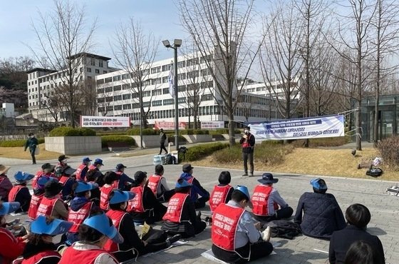 지난 4월 6일 집회를 개최한 민노총 소속 연세대 청소노동자들. 뉴스1