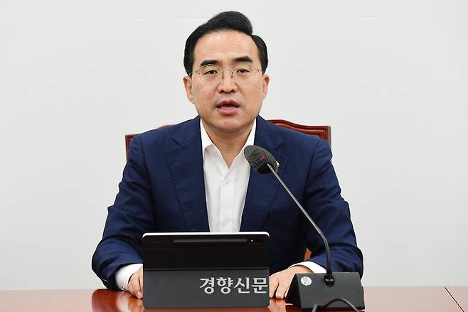 박홍근 더불어민주당 원내대표가 12일 국회에서 열린 원내대책회의에서 모두발언을 하고 있다./국회사진기자단