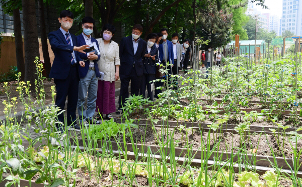 하윤수 부산시교육감인수위원회가 지난달 16일 다행복학교인 부산진초등학교를 방문해 학교 시설을 둘러보고 있다. 국제신문DB