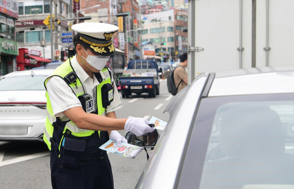 부산 서구의 한 도로에서 12일 교통경찰이 첫 시행하는 개정된 도로교통법 단속을 시행하고 있다. 여주연 기자 / yeon@