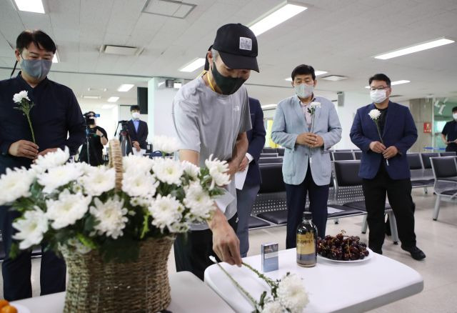 지난 2일 인천시 중구 인천항 연안여객터미널 2층에서 열린 '서해 피살 공무원' 이대준씨의 위령제에서 형 이래진씨가 헌화하고 있다. 연합뉴스