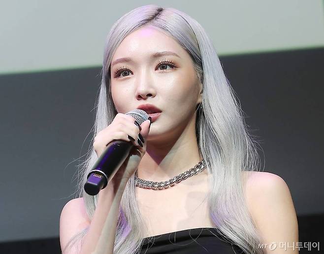 가수 청하가 지난 11일 서울 용산구 한남동 블루스퀘어 카오스홀에서 진행된 두 번째 정규앨범 'Bare&Rare Pt.1'(베어&레어 파트.1) 발매기념 쇼케이스에서 취재진 질의에 답하고 있다./사진=김창현 기자 chmt@