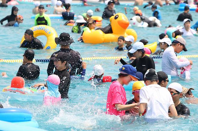 지난 10일 오전 서울 영등포구 여의도한강공원수영장을 찾은 시민들이 물놀이하며 더위를 식히고 있다(사진은 기사 내용과 관련없음). [연합]