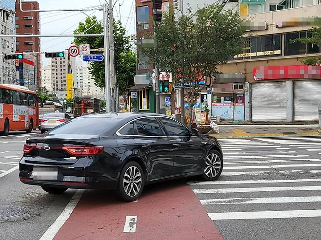 12일 오전 서울 영등포구 양평동사거리에서 한 차량이 초록불 신호가 켜진 횡단보도 방향으로 우회전하고 있다. 박혜원 기자