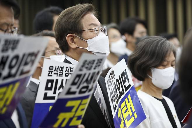 더불어민주당 이재명 의원이 11일 오후 국회에서 열린 의원총회에서 동료 의원들과 함께 윤석열 정부를 규탄하는 피켓을 들고 있다. [연합]