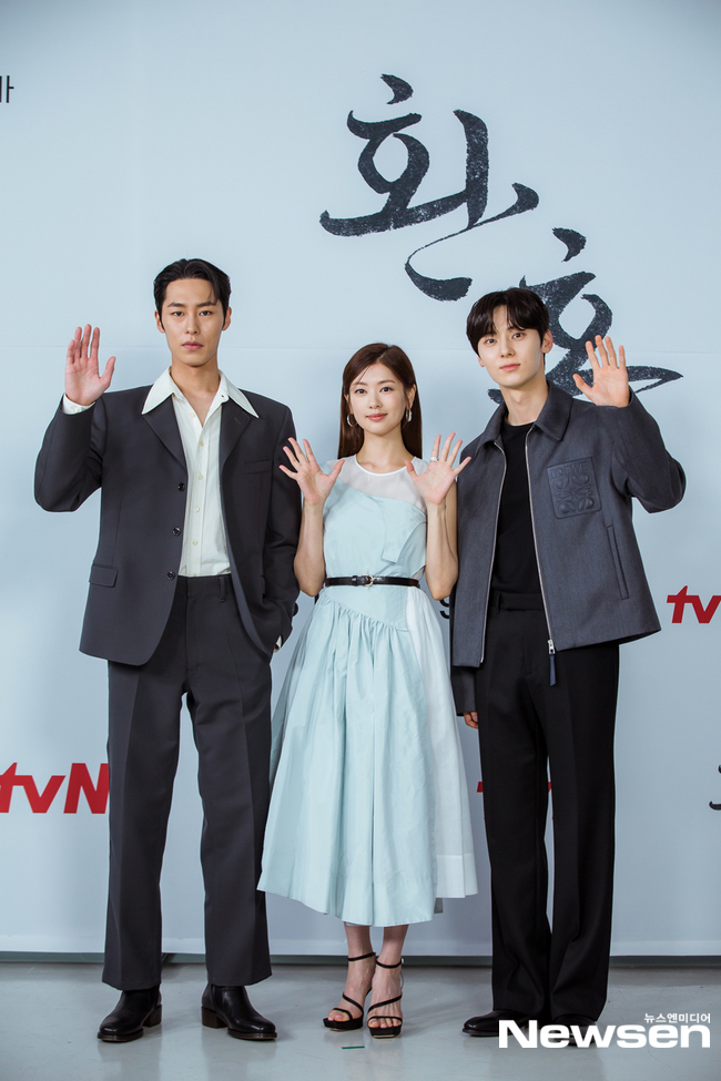 TVNs Saturday Drama Alchemy of Souls (played by Hong Jeong-eun Hong Mi-ran/directed by Park Joon-hwa) was embarrassed by the spoiler of the main character change.On July 12, a spoiler related to Alchemy of Souls was launched.One media reported that the main character changes from Jung So-min to Go Yoon-jung.The contents of Part 2 can be a spoiler of Part 1 currently on air, so it is difficult to confirm it, the production team of Alchemy of Souls said.Actors are in the same position: The production team of Drama appears to have been in the mouth for a late break.Jung So-mins agency Blossom Entertainment said on July 12, I would like to ask you to understand that it is difficult to say that it can be a spoiler of Part 1 currently on air.Go Yoon-jung agency MMA also maintained the same position.Alchemy of Souls, which was first broadcast on June 18, is a fantasy romance drama based on a great country that does not exist in history and maps.Alchemy of Souls, which changes the soul, deals with the process of overcoming and growing the main characters whose fate is twisted.Hong Jung-eun, who wrote TVN Hotel Deluna, and Park Jun-hwa PD, who directed Why is Kim Secretary doing that and I am genuinely touched, coincided.The production team of Alchemy of Souls will air part 1 and part 2 in a split, which aired until 8th on July 10th.Among them, spoiler reports that Go Yoon-jung of Naksu Station will be the main character of Part 2 have confused viewers.Naksu is a ruthless sprinkler, but he is a character of a setting trapped in the main character, Jung So-min, Flesh, in the situation of desperation.If the spoiler is true, his Flesh will be burned and the spirit of the fallen water will recover the body.Viewers responded to Drama was watching well, but it was an uncomfortable spoiler, How did the fall body come back to the scene of burning, but how did the fall body come back?, I would be sorry if I could not see it in the cute Jung So-min part 2 and I am spoiled by this article.