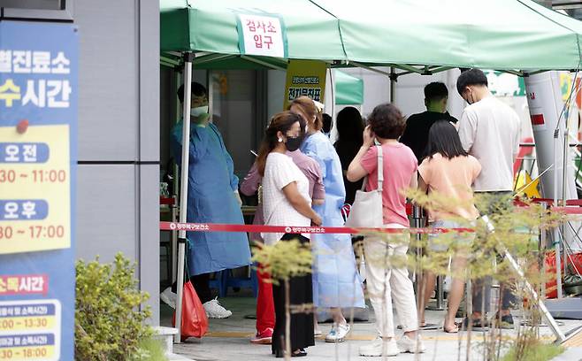 [광주=뉴시스] 코로나19 신규 확진자가 다시 급증하고 있는 지난 11일 광주 북구 상시 선별진료소에서 보건소 의료진이 검사자들을 안내하고 있다. (사진=광주 북구 제공) 2022.07.11. photo@newsis.com *재판매 및 DB 금지