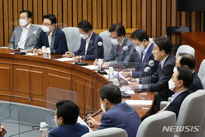 [서울=뉴시스] 고범준 기자 = 권성동 국민의힘 당대표 직무대행 겸 원내대표가 12일 서울 여의도 국회에서 열린 원내대책회의에 참석해 발언을 하고 있다. (공동취재사진) 2022.07.12. photo@newsis.com