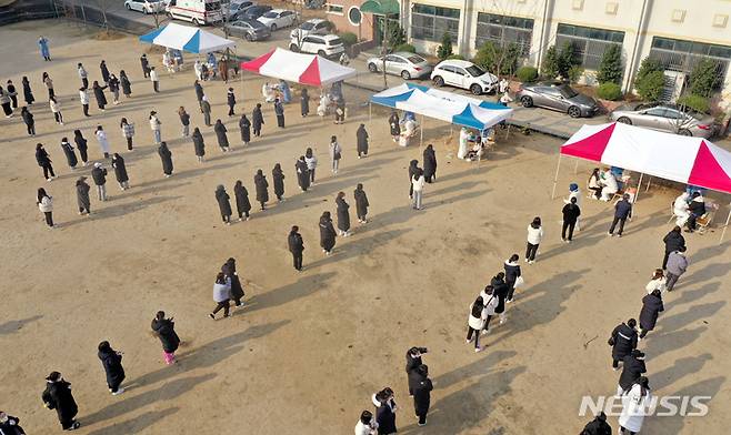 [광주=뉴시스] 학교 코로나19 검사 대기줄. (사진=뉴시스DB). photo@newsis.com