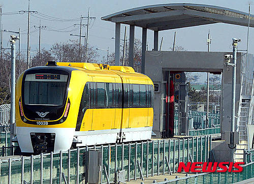 [인천공항=뉴시스]조성봉 기자 = 인천국제공항 제1여객터미널과 용유역을 운행하는 자기부상철도가 운행되고 있다. 2022.07.12.suncho21@newsis.com