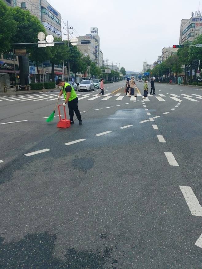 [인천=뉴시스] 이루비 기자 = 인천 남동구 만수동 한 사거리에 쏟아진 소주병이 정리된 모습. (사진=남동구 제공) 2022.07.12. photo@newsis.com *재판매 및 DB 금지