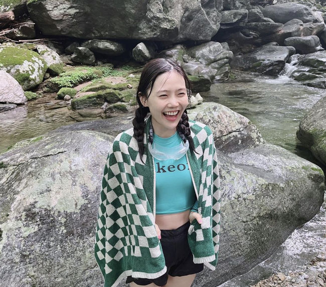 Group OH MY GIRL Hyojung showed a cute smile.Hyojung released several photos on his SNS on the 12th.Hyo-jung is enjoying the water in a swimming suit in the valley. Hyo-jungs immaculate skin and cute smile, which are easily exposed while swimming, take away his gaze.Hyojungs colorful expression and youthful atmosphere make the viewer happy.OH MY GIRL member Arin also commented, Who is this Kim Jin-gyun baby?Hyojung will perform a collaborative sound source Blue and Black of the 2022 Pepsi campaign with Arin, Ive Jang Won Young and Iseo, Crabity Serim and Jung Mo on the 28th of last month
