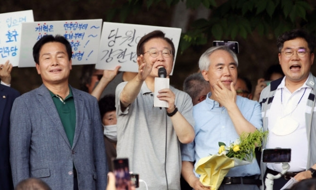 지난 10일 오후 광주 서구 5·18 기념공원에서 열린 ‘이재명과 위로 걸음’ 행사에서 더불어민주당 이재명 의원(왼쪽서 두 번째)이 발언하고 있다. 연합뉴스