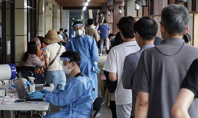 코로나19가 재확산 조짐을 보이고 있는 가운데 12일 서울 송파구보건소 선별진료소를 찾은 시민들이 검사를 위해 줄지어 대기하고 있다. 하상윤 기자