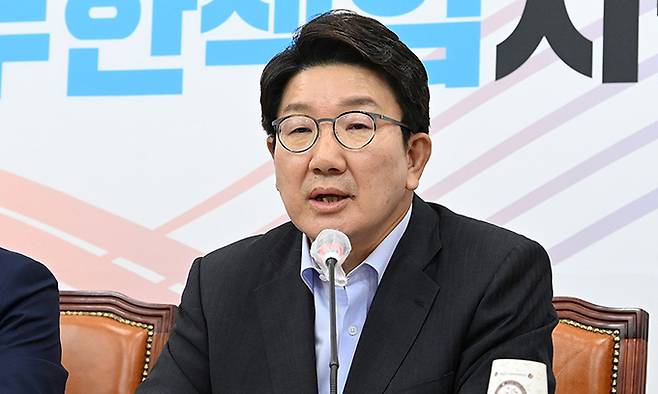 국민의힘 권성동 당대표 직무대행 겸 원내대표가 12일 서울 여의도 국회에서 열린 혁신위원회 제4차 전체회의에서 발언하고 있다. 연합뉴스