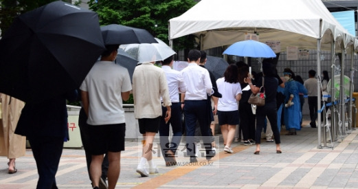 11일 서울 서초구보건소 선별진료소에서 코로나19 검사를 받으려는 시민들이 길게 줄을 서 있다. 최근 코로나19 신규 확진자가 1주일 단위로 두 배로 늘어나는 등 코로나19가 다시 확산될 기미를 보이면서 방역당국의 위기감이 높아지고 있다.정연호 기자