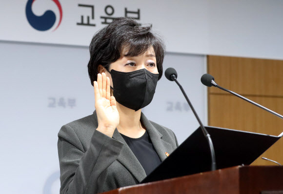 박순애 사회부총리 겸 교육부 장관이 5일 오후 정부세종청사에서 열린 취임식에서 취임 선서하고 있다. 박 부총리는 “국가교육위원회 출범에 차질이 없도록 하겠다”고 밝혔지만, 현재 국교위의 구체적인 모습은 나오지 않은 상태다. 연합뉴스