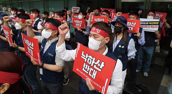 6월9일 여의도 산업은행 본점에서 산은 노조가 강석훈 신임 회장의 출근 저지 투쟁을 하고 있다. 강 회장은 전날 노조원들에 막혀 본점 집무실에 들어가지 못했다.ⓒ연합뉴스