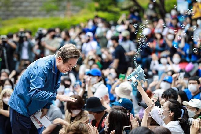 더불어민주당 이재명 상임고문이 지난 6월18일 인천시 계양구 계양산 야외공연장에서 열린 '이재명과 위로걸음' 행사에서 지지자들에게 인사하고 있다. ⓒ연합뉴스