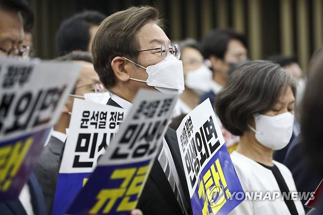 피켓 든 이재명 (서울=연합뉴스) 이정훈 기자 = 더불어민주당 이재명 의원이 11일 오후 국회에서 열린 의원총회에서 동료 의원들과 함께 윤석열 정부를 규탄하는 피켓을 들고 있다. 2022.7.11 [국회사진기자단] uwg806@yna.co.kr