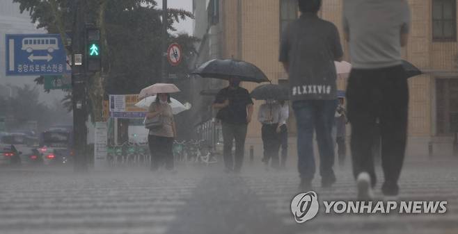 서울 도심에 쏟아지는 많은 양의 비 (서울=연합뉴스) 김인철 기자 = 11일 오후 서울 종로구 광화문광장 네거리에 비가 쏟아지고 있다. 2022.7.11 yatoya@yna.co.kr