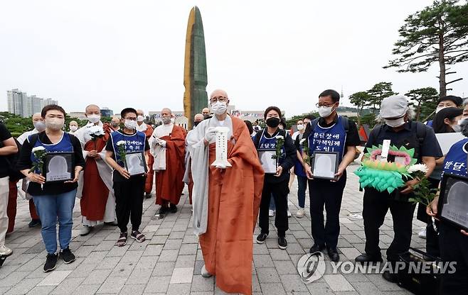 전국장애인부모연대, 발달장애인 참사 49재 (서울=연합뉴스) 김인철 기자 = 12일 서울 용산구 전쟁기념관 앞에서 열린 발달장애인 참사에 대한 5대 종단 입장문 발표 기자회견에서 대한불교조계종 사회노동위원회 위원장인 지몽 스님이 발달장애인 참사 49재의 마지막 추모의식을 하고 있다. 2022.7.12 yatoya@yna.co.kr