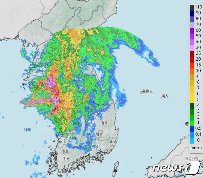 13일 오후 1시20분 기상청의 강수 초단기 예측을 보면 서울 등 수도권 전역에 많은 양의 비가 쏟아질 것으로 예보돼 있다. 일부 지역엔 시간당 50~60㎜에 해당하는 보라색으로 나타나 있는 것도 파악된다. 2022.7.13/뉴스1 © News1 황덕현 기자
