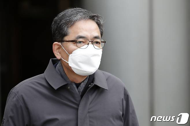 '50억 클럽' 의혹을 받고 있는 곽상도 전 국민의힘 의원이 4일 오후 서울 서초구 서울중앙지방법원에서 열린 특정경제범죄 가중처벌 등에 관한 법률 위반(알선수재), 정치자금법 위반 혐의 관련 구속 전 피의자 심문(영장실질심사)을 마치고 청사를 나서며 취재진의 질문에 답하고 있다. 앞서 법원은 지난해 12월 곽 전 의원 1차 영장실질심사 때는 “범죄 성립 여부에 다툼의 여지가 있고, 구속 사유의 필요성과 상당성에 대한 소명이 부족하다”며 기각했다. 2022.2.4/뉴스1 © News1 이승배 기자