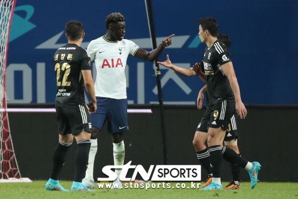 조규성을 가리키는 다빈손 산체스. 사진｜뉴시스