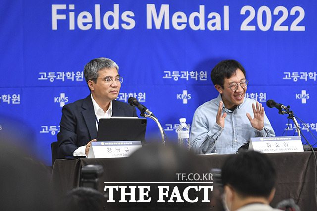 수학계 최고 권위상으로 평가받는 필즈상을 수상한 허준이 고등과학원석학교수 겸 미국 프린스턴대학 교수가 13일 오후 서울 동대문구 한국고등과학원에서 열린 기자회견에 참석해 취재진의 질문을 받고 있다. /윤웅 기자