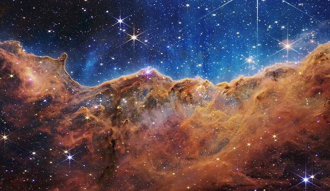 제임스 웹 망원경이 촬영한 용골자리 대성운. 지구에서 7600광년 떨어져 있다. 이곳에서 태양보다 몇 배나 큰 거대한 별들이 탄생하고 있다./NASA