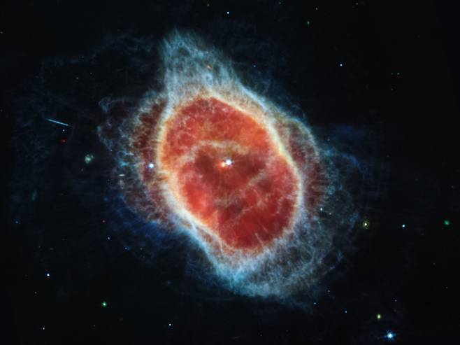제임스 웹 우주망원경 첫 영상 제임스 웹 망원경이 촬영한 남쪽고리성운(팔렬성운). 중적외선 파장으로 관측한 영상이다./NASA