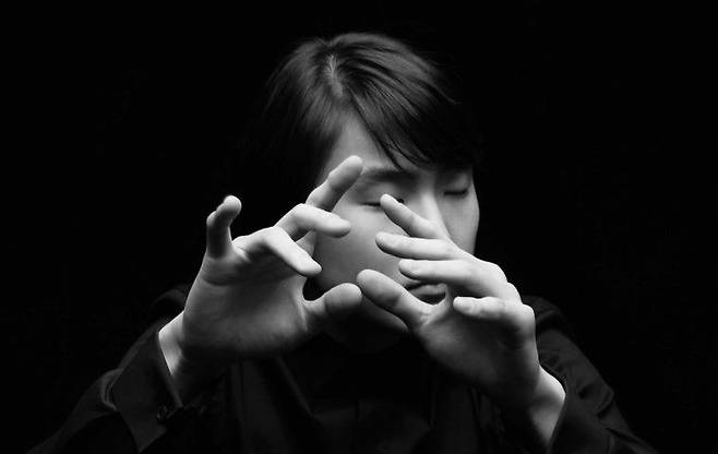 -  조성진, 허공에 피아노가 있다고 상상하면서 연주해달라는 요청으로 촬영된 피아니스트 조성진, 손에 초점을 맞췄다. 예술가들은 대부분 스타일링 없이 인물만으로 표현하기 때문에 오브제나 장식 없이도 개성을 드러나게 해야 하는 어려움이 있다고 사진가 김용호는 말했다.