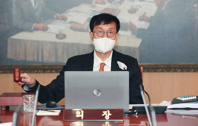 이창용 한국은행 총재가 13일 서울 중구 한국은행에서 열린 금융통화위원회 본회의에서 의사봉을 두드리고 있다.
