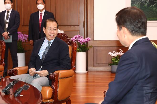 김진표 국회의장이 13일 오후 국회 의장실을 예방한 권영세 통일부 장관을 접견하고 있다. /연합뉴스