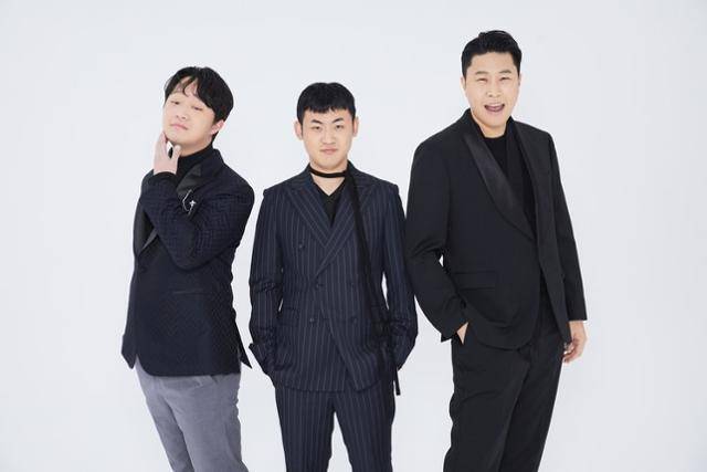 '피식대학'을 만든 코미디언 정재형, 김민수, 이용주. 2022년 7월 현재 구독자 155만 명을 보유하고 있다. 정재형은 2014년 KBS 29기 공채 개그맨으로, 이용주와 김민수는 2016년 SBS 16기 공채 개그맨으로 데뷔했다. 스탠드업 코미디 무대에서 만난 세 사람은 영준씨의 권유로 2019년 4월 유튜브를 시작했다. '피식대학'이라는 채널명 역시 영준씨의 아이디어에서 착안했다고 한다. 메타코미디 제공