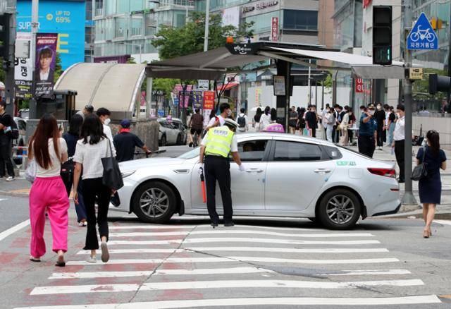 횡단보도 앞 일시정지 등 보행자 보호 의무를 강화한 도로교통법 개정안 시행 첫날인 12일 대전 서구 은하수네거리에서 대전 둔산경찰서 소속 경찰들이 계도에 나서고 있다. 뉴스1