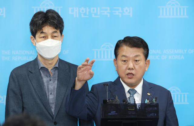 김병주(오른쪽) 더불어민주당 서해 공무원 사망사건 TF 단장과 윤건영 위원이 13일 국회에서 열린 흉악 범죄 북한 주민 북송 관련 팩트체크 기자회견에서 취재진의 질문에 답하고 있다. 오대근 기자