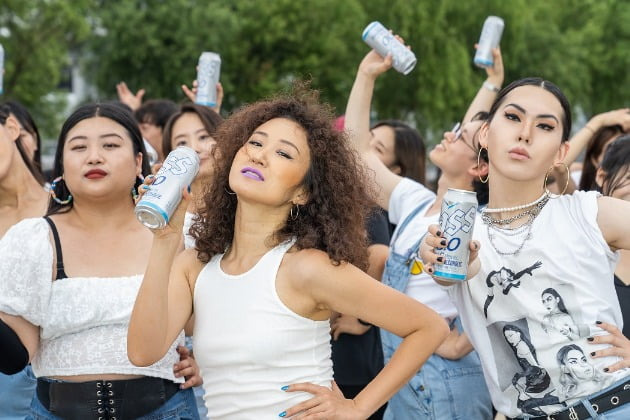 오비맥주의 '카스0.0'는 지난달 반포 한강공원에서 ‘진짜에 취하는 시간’을 표현한 플래시몹 퍼포먼스를 진행했다. 사진=오비맥주