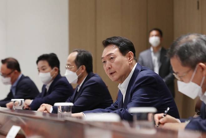 윤석열 대통령이 8일 용산 대통령실 청사에서 열린 제1차 비상경제민생회의에서 모두발언을 하고 있다. 2022.7.8. 대통령실사진기자단 경향신문 강윤중 기자