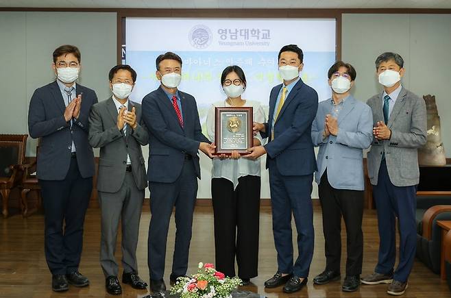 영남대학교가 서린컴퍼니㈜ 라운드랩 정서린·이영학 대표에게 천마아너스 인증패를 수여했다. *재판매 및 DB 금지