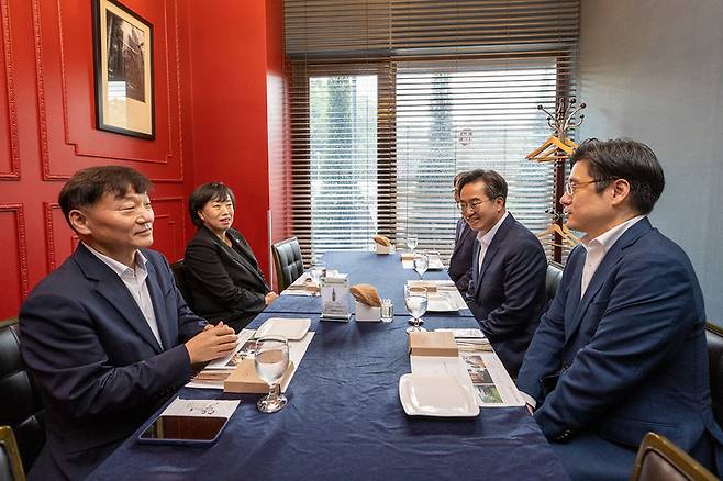 [수원=뉴시스] 김동연 경기도지사, 경기도의회 곽미숙 국민의힘 대표의원·남종섭 더불어민주당 대표의원 등이 13일 수원의 한 식당에서 오찬 간담회를 하고 있다. (사진=경기도 제공) *재판매 및 DB 금지