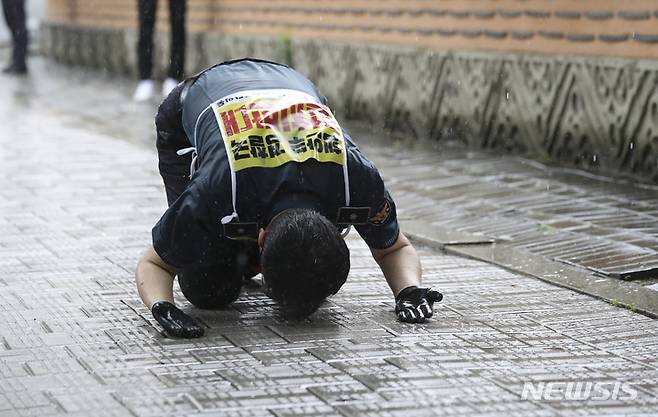 [서울=뉴시스] 김근수 기자 = 서강오 전국경찰직장협의회 연합준비위원회 사무국장이 13일 오전 서울시 종로구 조계사 앞에서 경찰국 신설 추진을 반대하는 기자회견에서 삼보일배를 하고 있다. 2022.07.13. ks@newsis.com