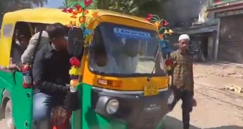 최대 정원의 4배가 넘는 사람을 태운 오토릭샤가 인도에서 적발됐다