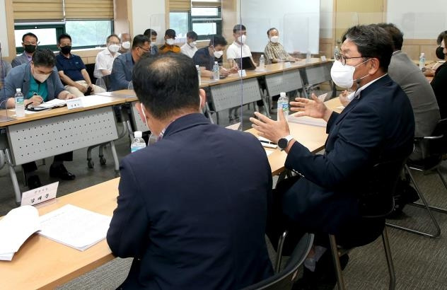 12일 장유 소각장 인근 주민과 간담회 하는 홍태용 김해시장(앞줄 오른쪽 두번째)  [김해시 제공. 재판매 및 DB 금지]