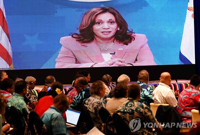 태평양제도포럼서 연설하는 해리스 미 부통령 (수바 AFP=연합뉴스) 카멀라 해리스 미 부통령이 13일 피지 수바에서 열린 태평양제도포럼에서 화상연설하고 있다. 2022.7.13