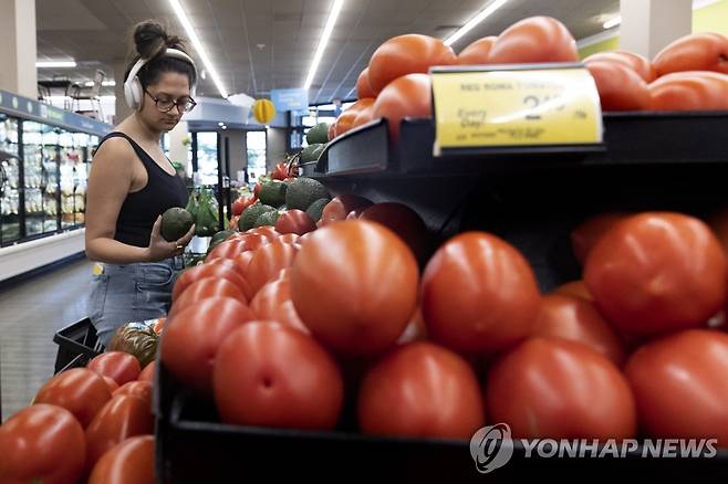 슈퍼마켓에서 식료품을 살펴보는 미국 소비자 [EPA 연합뉴스 자료사진.재판매 및 DB 금지]